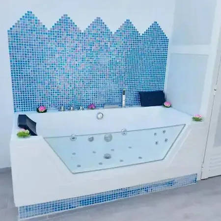 Apartment Jacuzzi Suite, Pakito